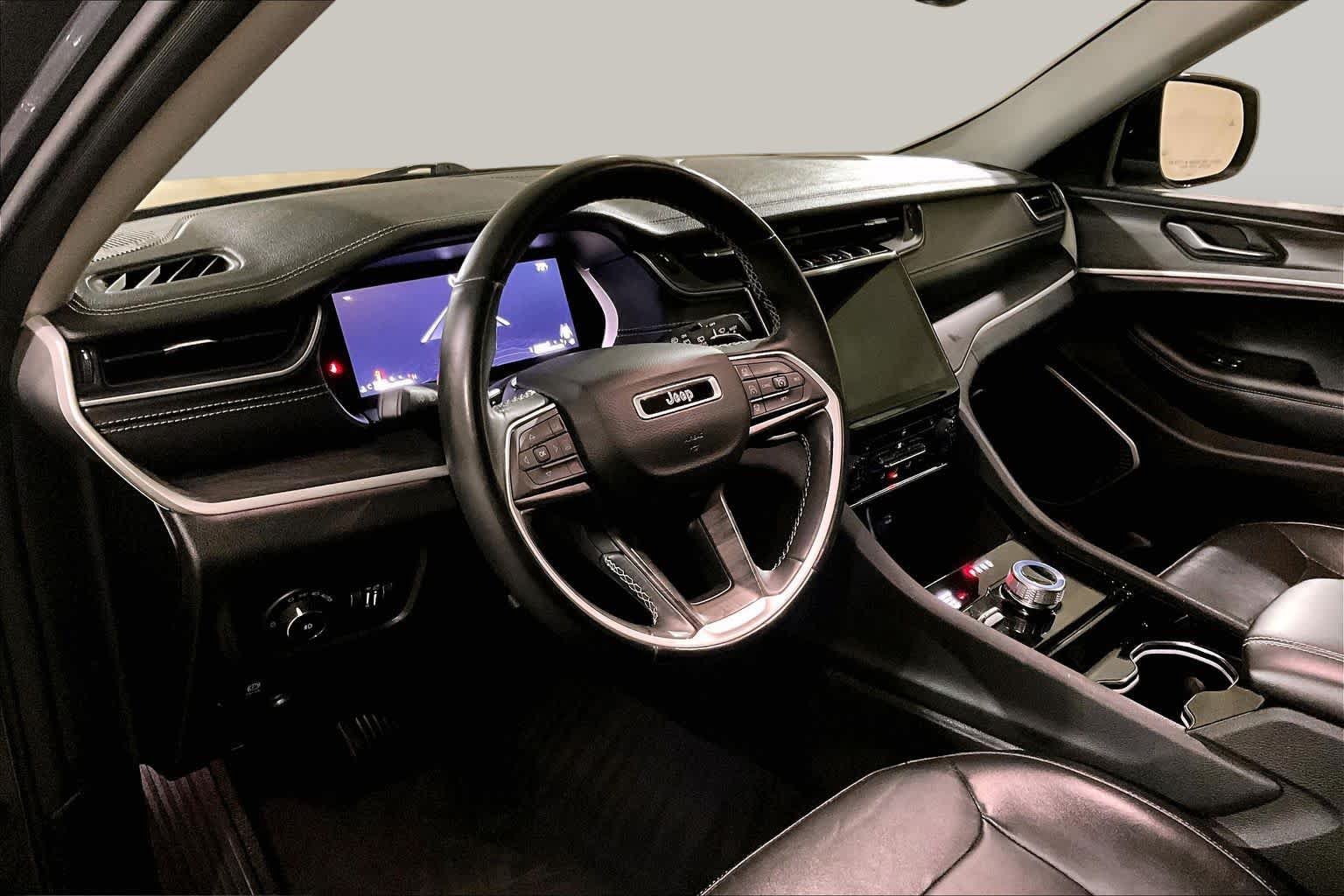 Used 2022 Jeep Grand Cherokee L Limited AWD/4WD image 17