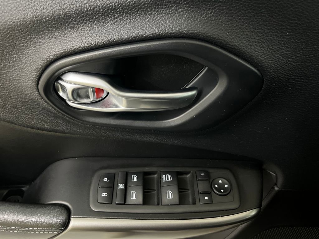 Used 2019 Jeep Cherokee Latitude w/ Popular Appearance Group image 55