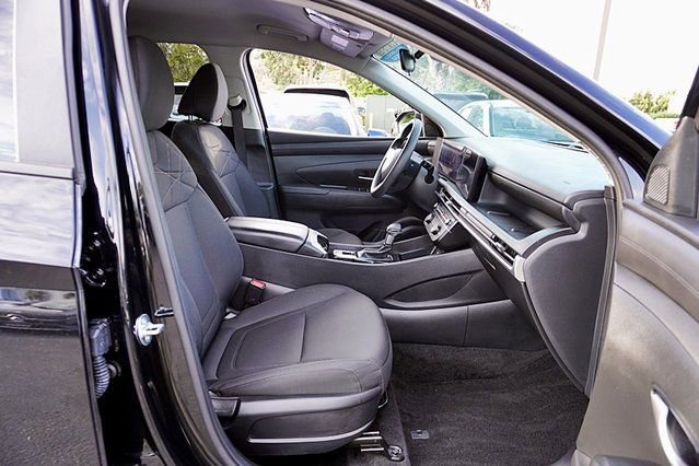Certified 2025 Hyundai Tucson SE image 12
