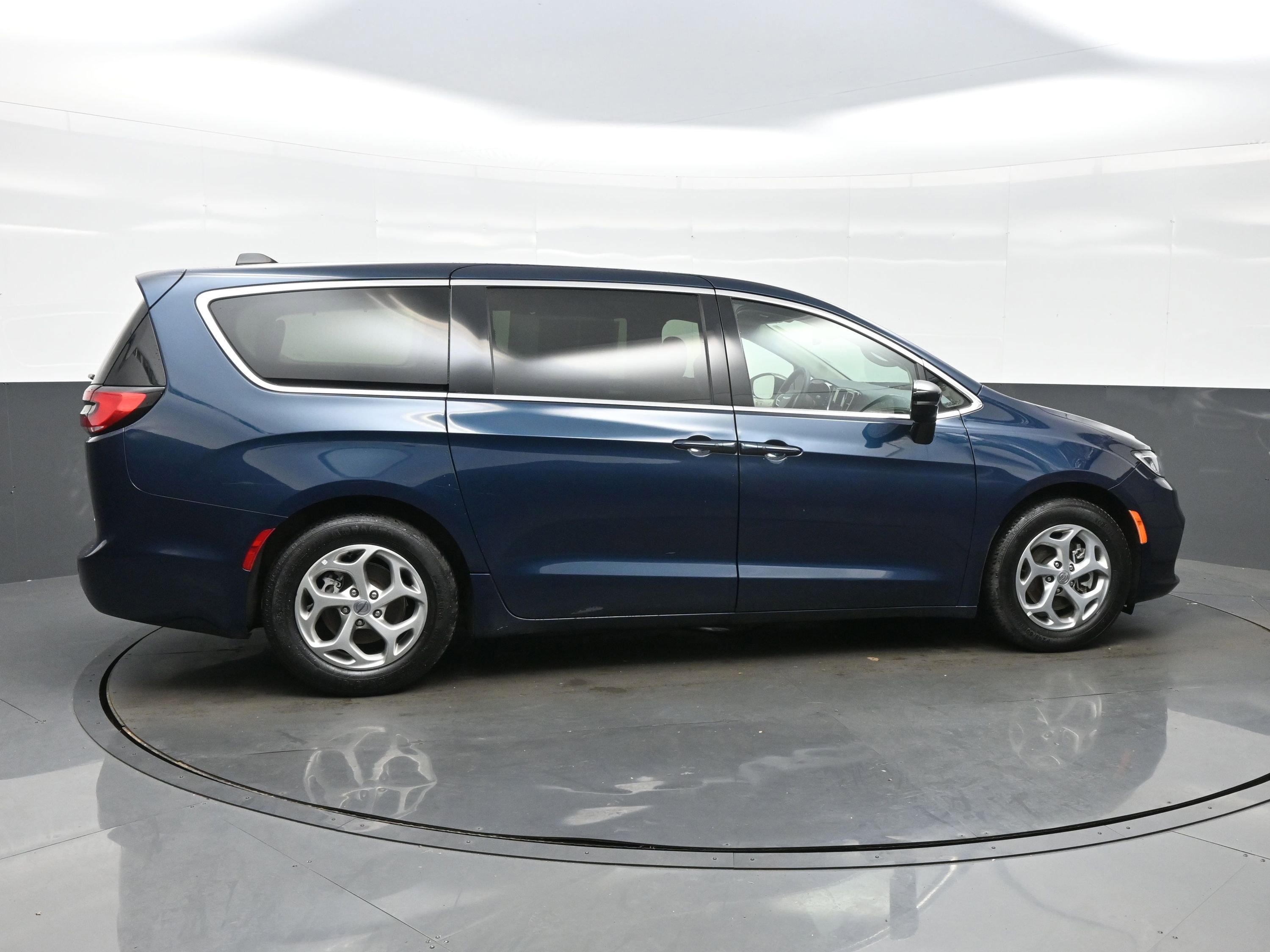 Used 2024 Chrysler Pacifica Limited image 6