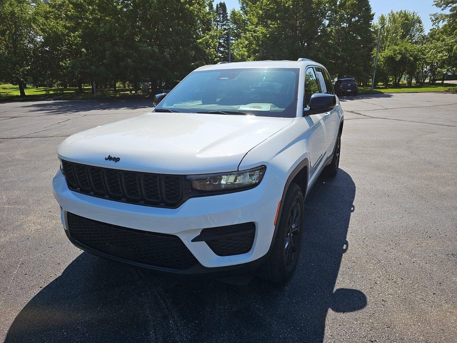 Used 2025 Jeep Grand Cherokee Altitude AWD/4WD image 2