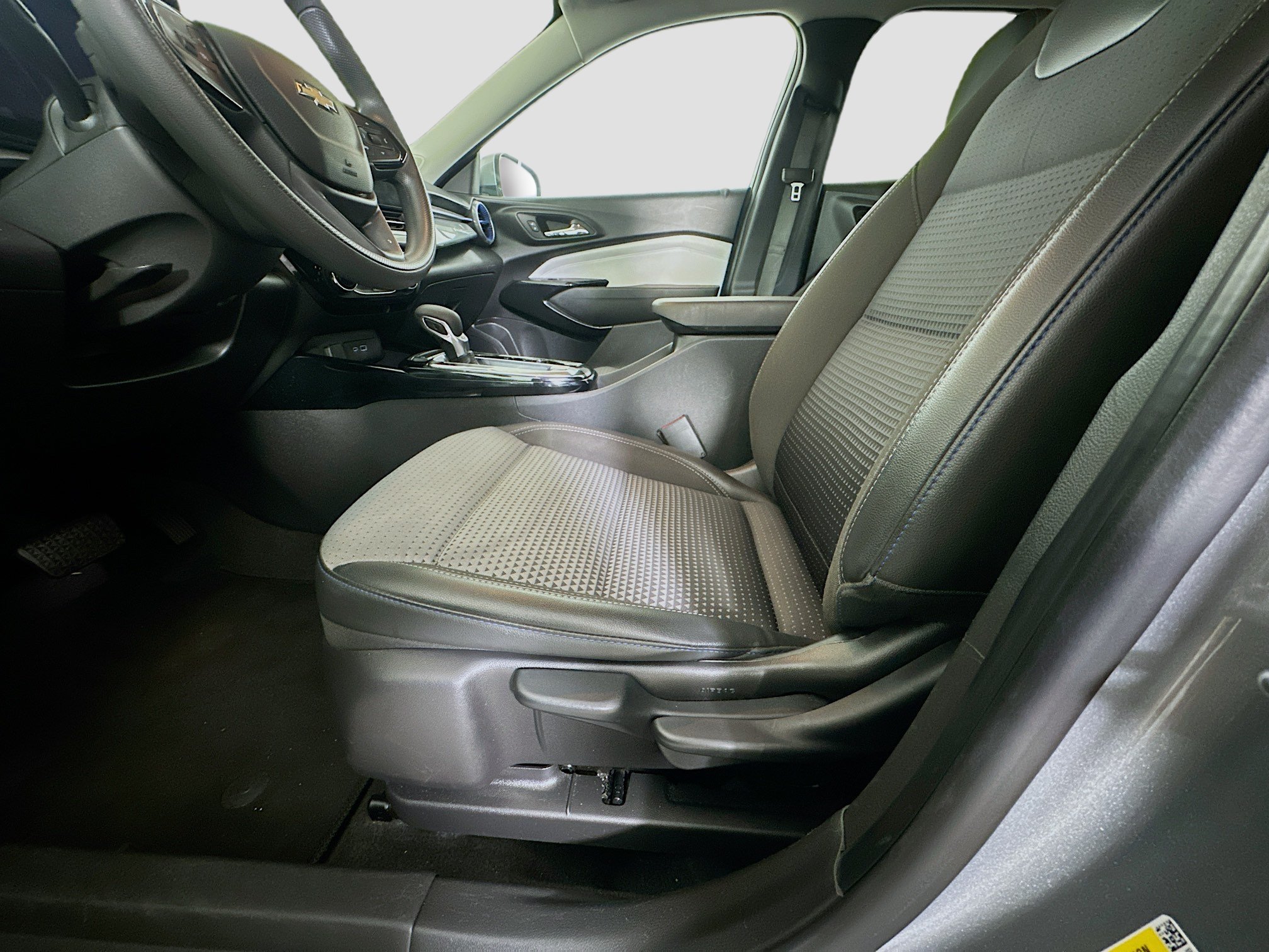 Used 2024 Chevrolet Trax LT FWD image 13