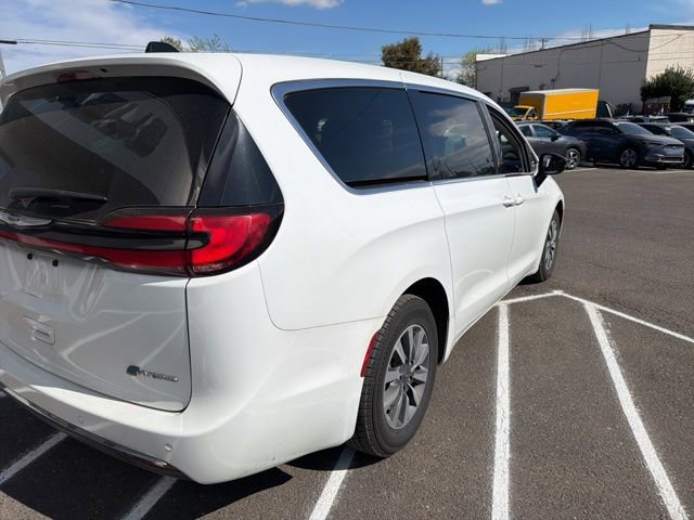 Used 2024 Chrysler Pacifica Select image 9