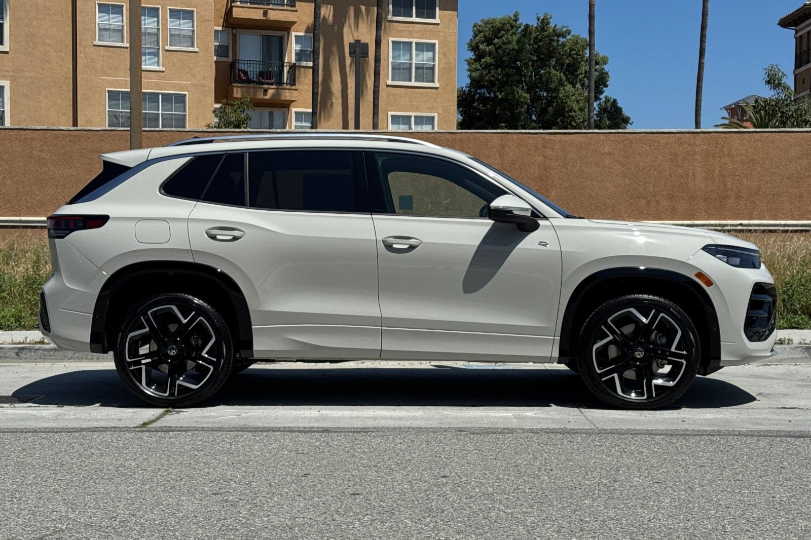 New 2026 Volkswagen Tiguan SEL R-Line AWD/4WD image 3