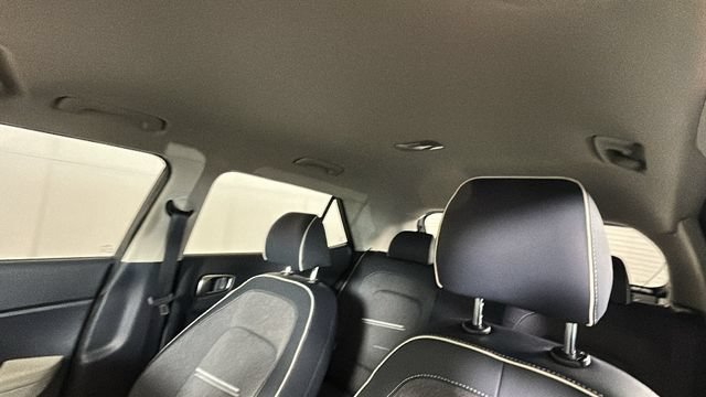 Used 2025 Hyundai Venue Limited FWD image 12