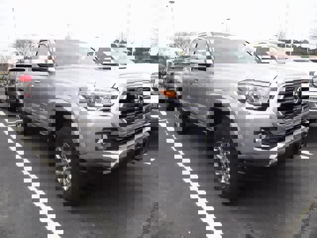 Used 2017 Toyota Tacoma SR5 w/ Tow Package image 3