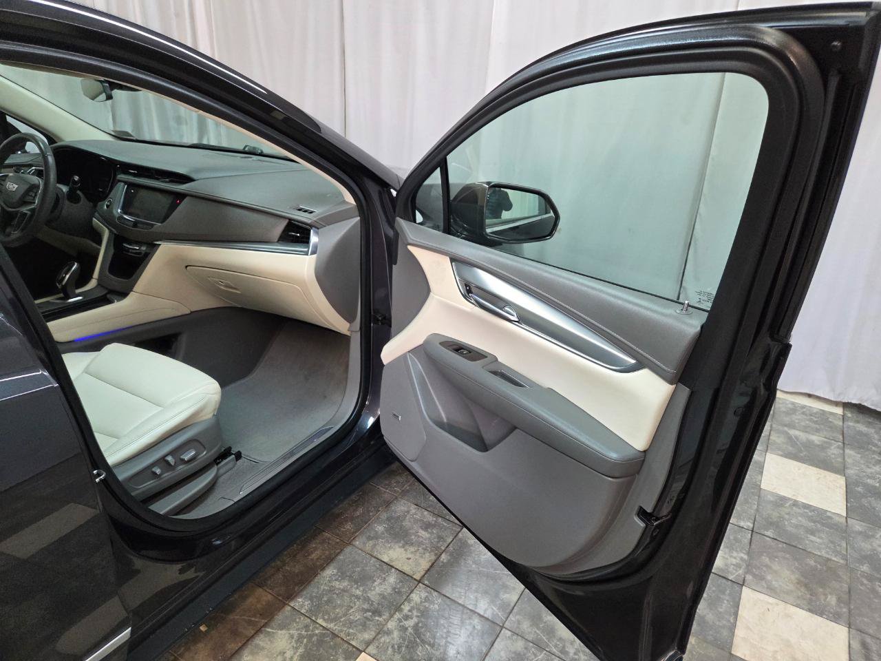 Used 2017 Cadillac XT5 Premium Luxury w/ Advanced Security Package AWD/4WD image 12