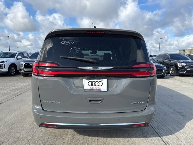 Used 2023 Chrysler Pacifica Limited image 4