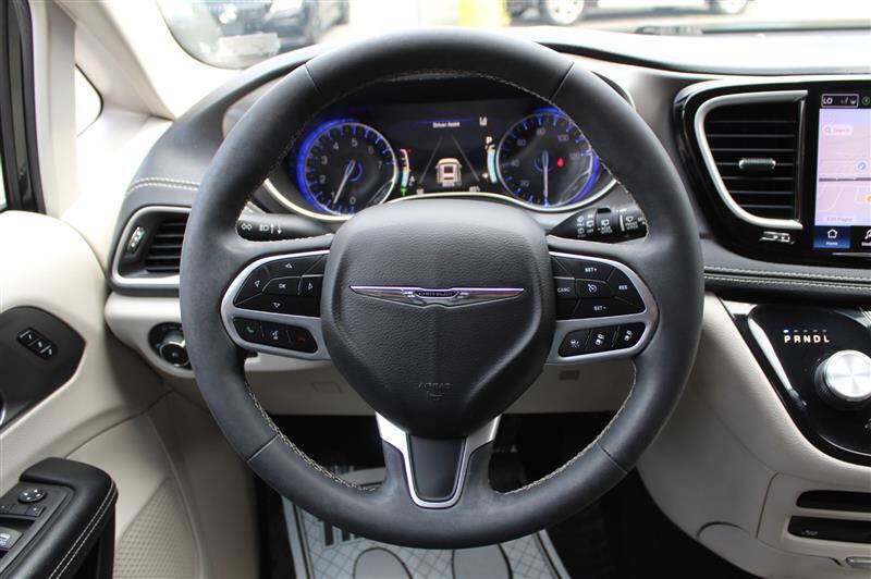 Used 2022 Chrysler Pacifica Touring-L w/ Uconnect Theater Family Group AWD/4WD image 14