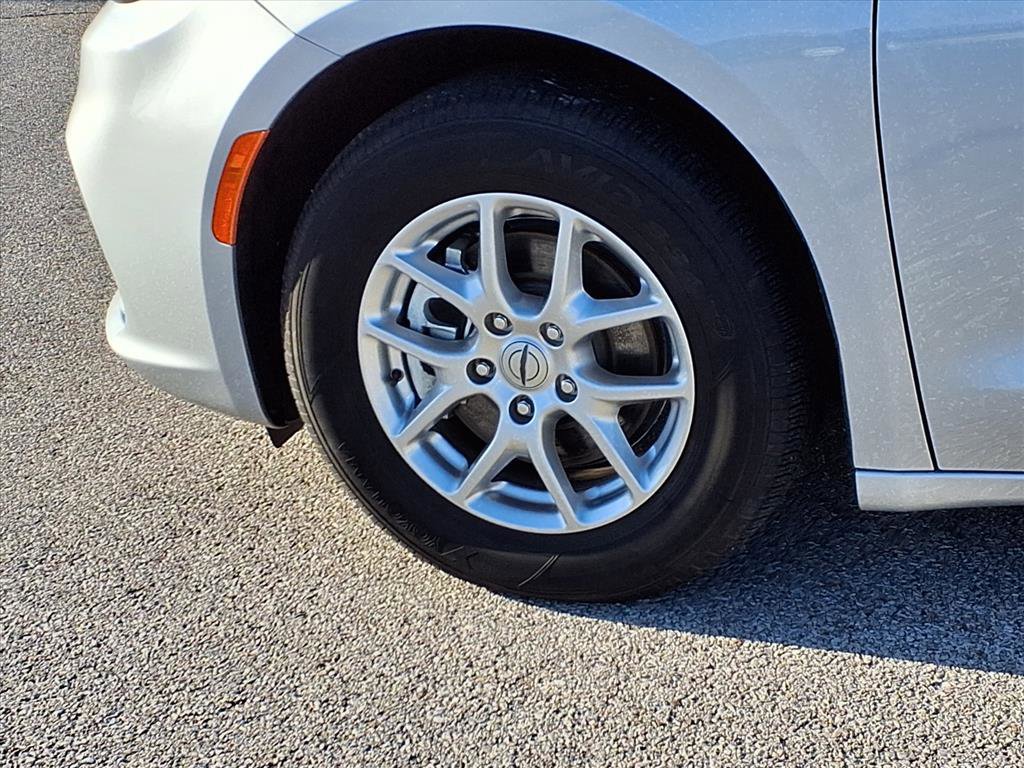 Used 2024 Chrysler Pacifica Touring-L image 25