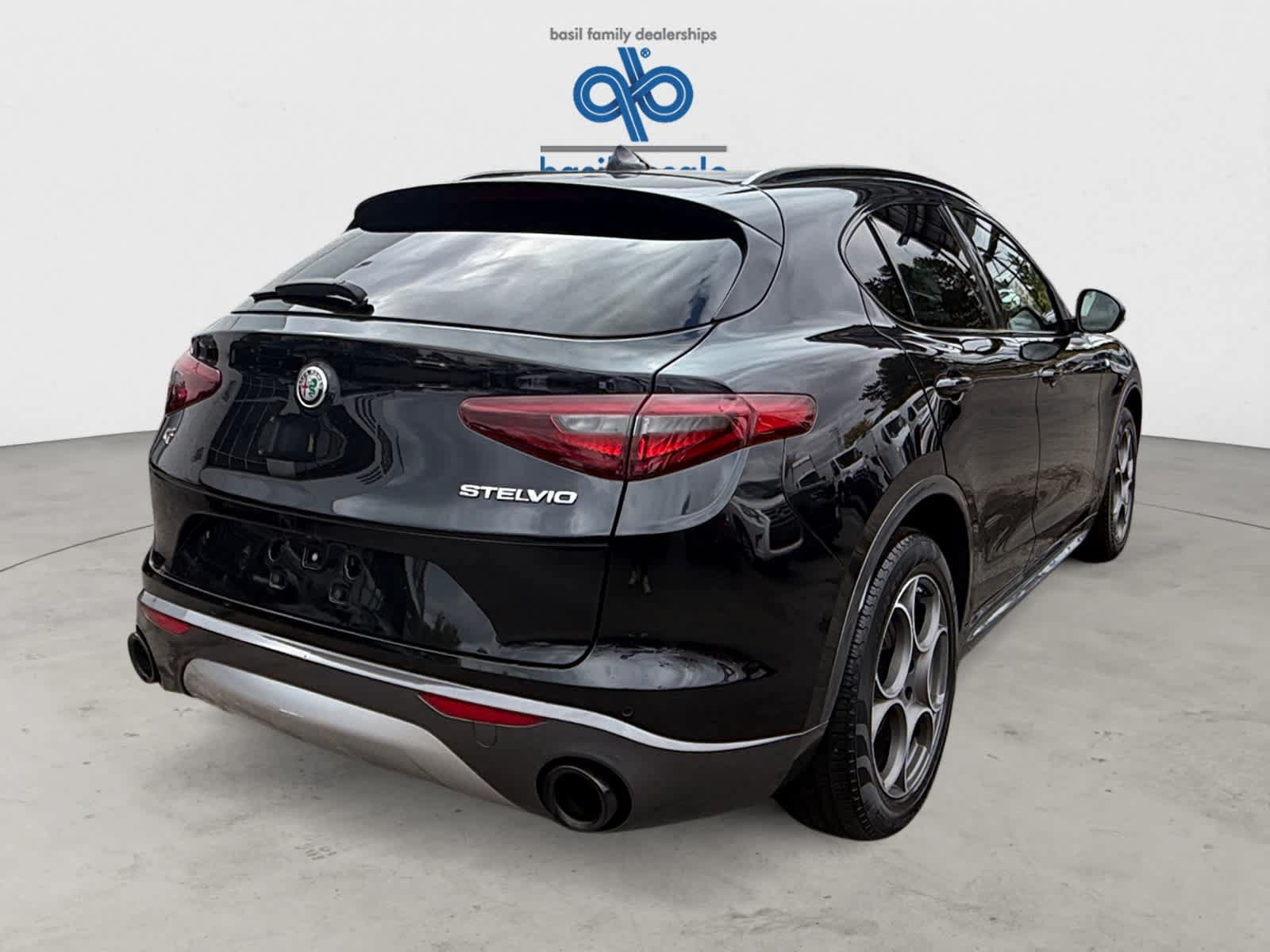 Used 2023 Alfa Romeo Stelvio Ti AWD/4WD image 6