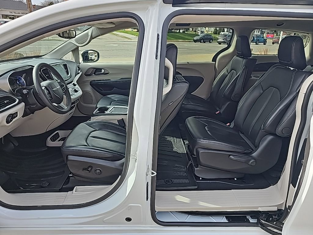 Certified 2024 Chrysler Pacifica Select w/ Uconnect Theater Family Group image 21