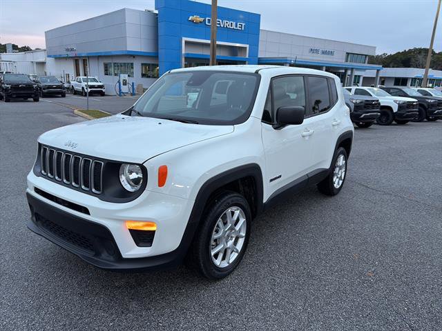 Used 2023 Jeep Renegade Latitude AWD/4WD image 3