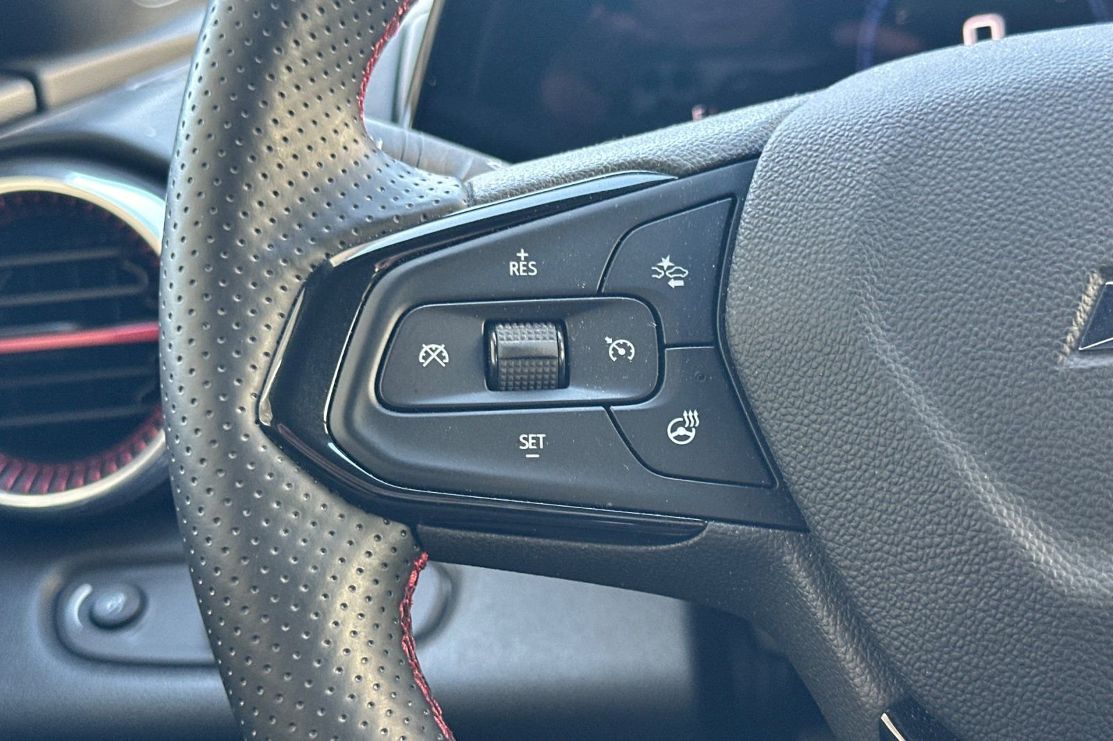 Used 2025 Chevrolet Trax RS w/ Sunroof Package image 33