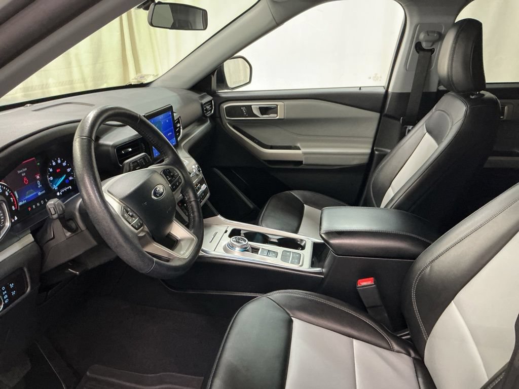 Used 2023 Ford Explorer XLT w/ Equipment Group 202A RWD image 17