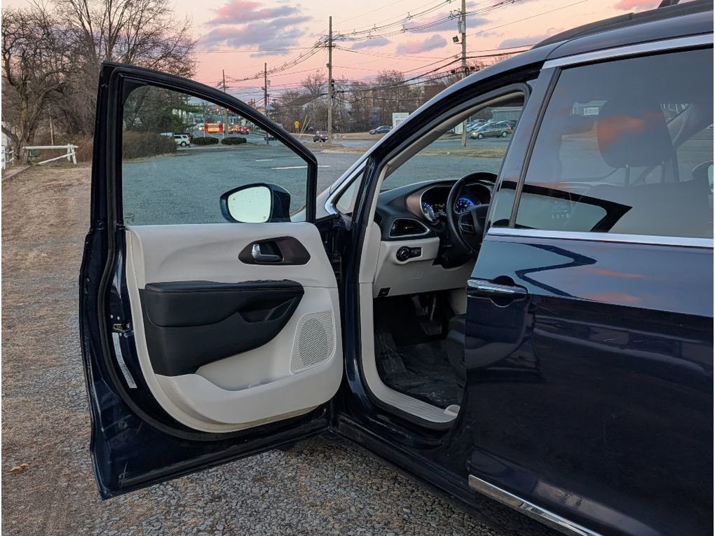 Used 2017 Chrysler Pacifica Touring-L image 9