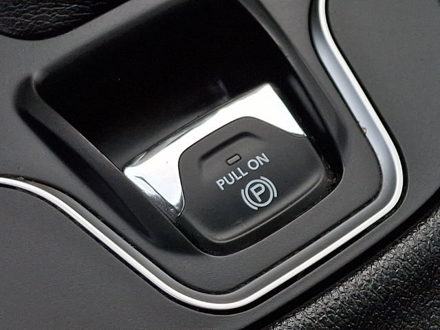 Used 2019 Jeep Cherokee Latitude Plus w/ Comfort/Convenience Group AWD/4WD image 24