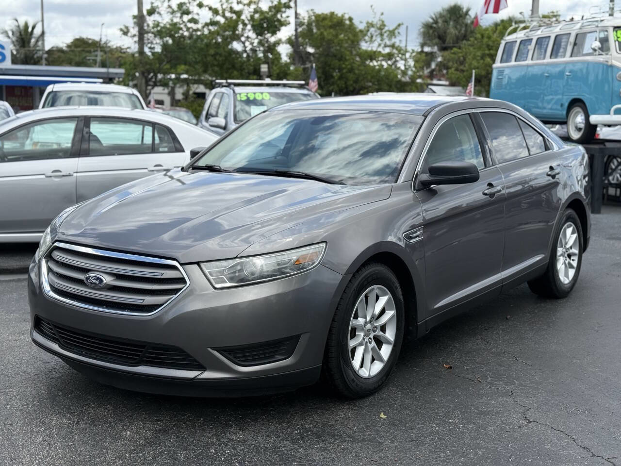 Used 2013 Ford Taurus SE image 3