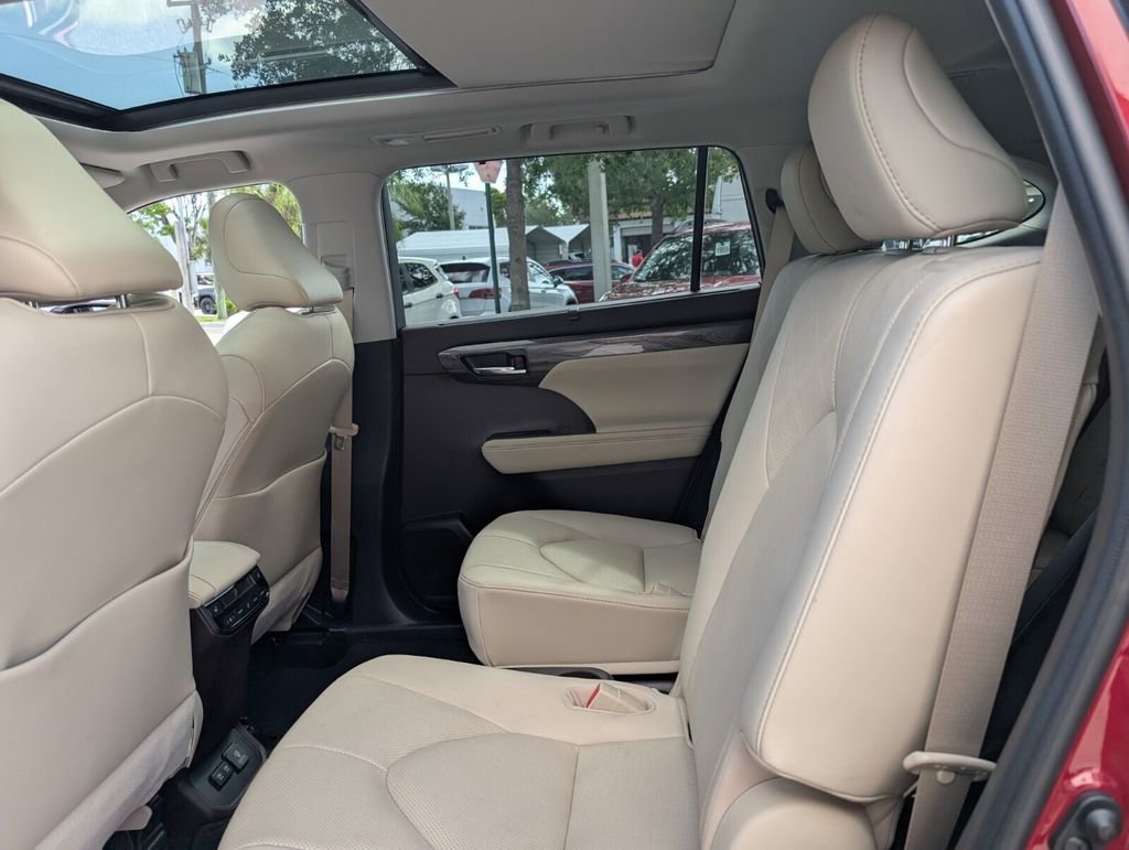 Used 2021 Toyota Highlander Platinum image 12