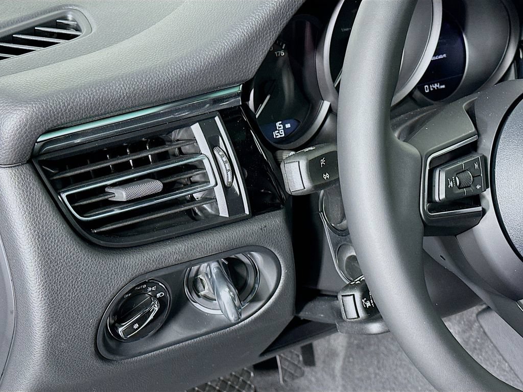 Certified 2026 Porsche Macan AWD/4WD image 11