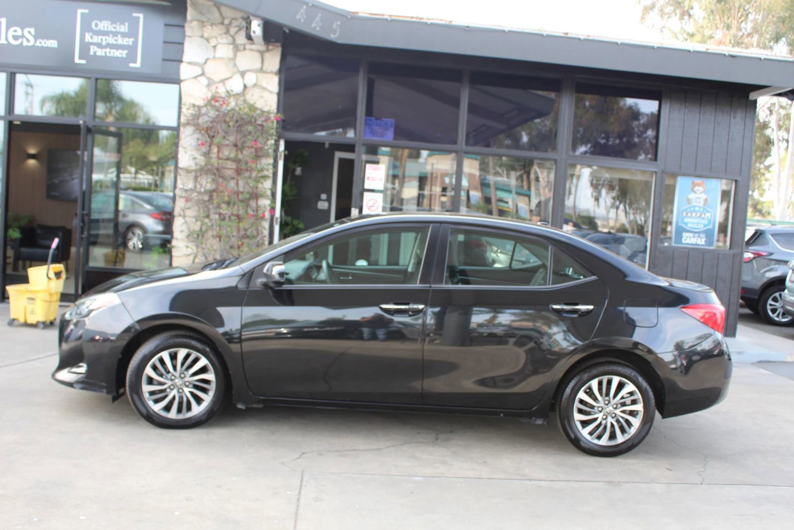 Used 2018 Toyota Corolla XLE w/ Carpet Mat Package (TMS) FWD image 2