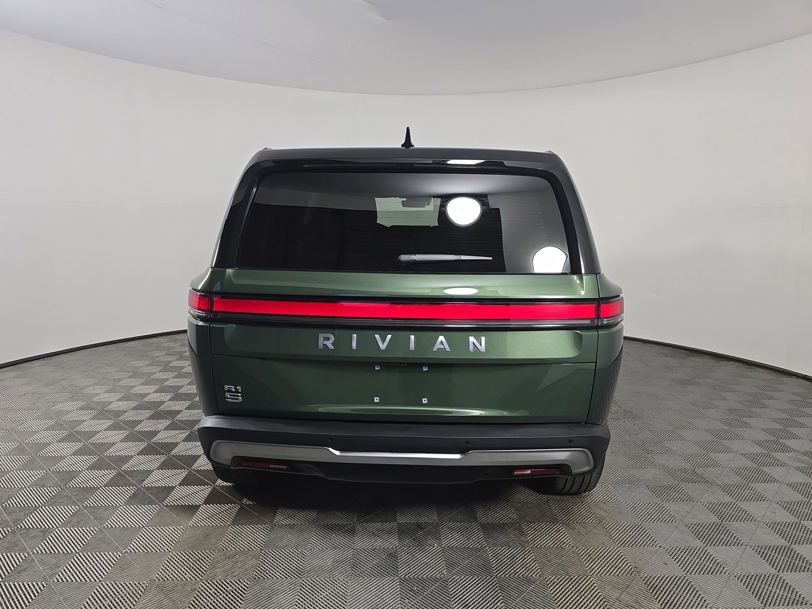 Used 2024 Rivian R1S Adventure AWD/4WD image 4