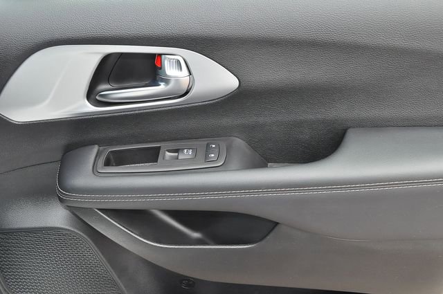 Used 2025 Chrysler Pacifica Limited image 22