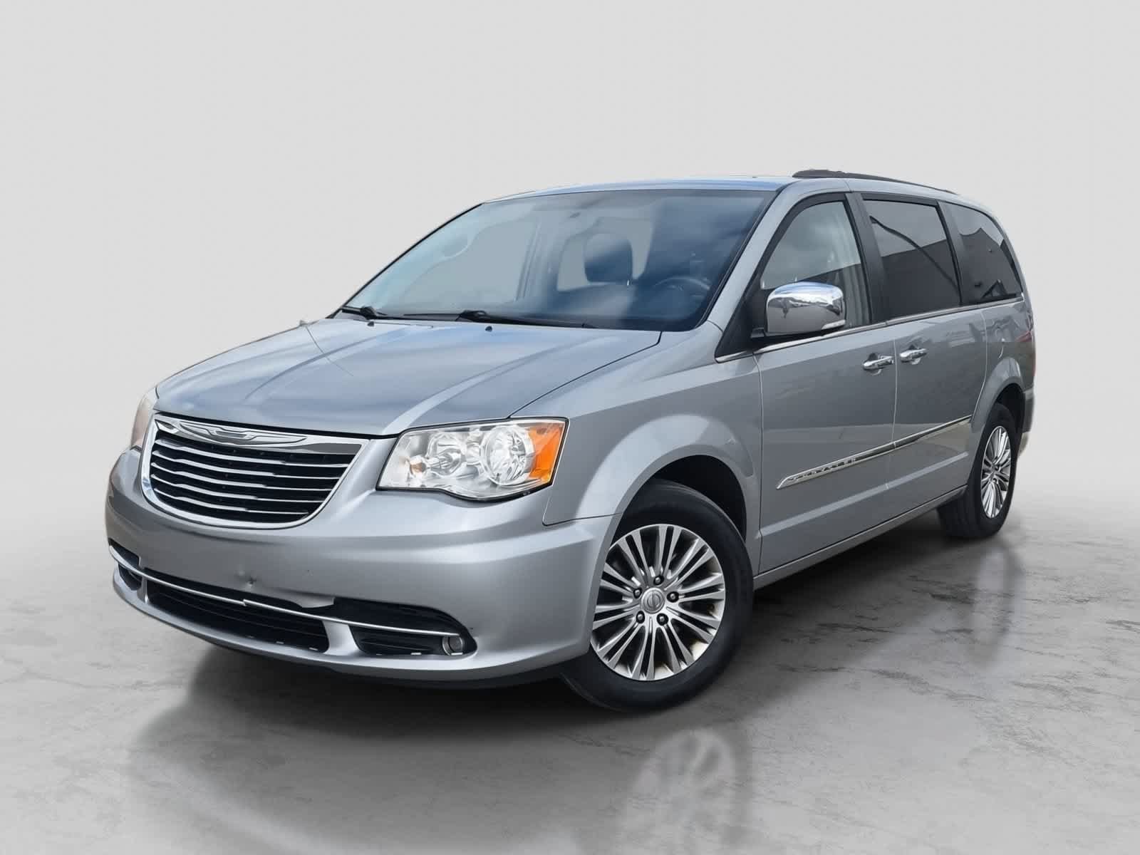 Used 2014 Chrysler Town & Country Touring-L w/ Driver Convenience Group FWD image 1