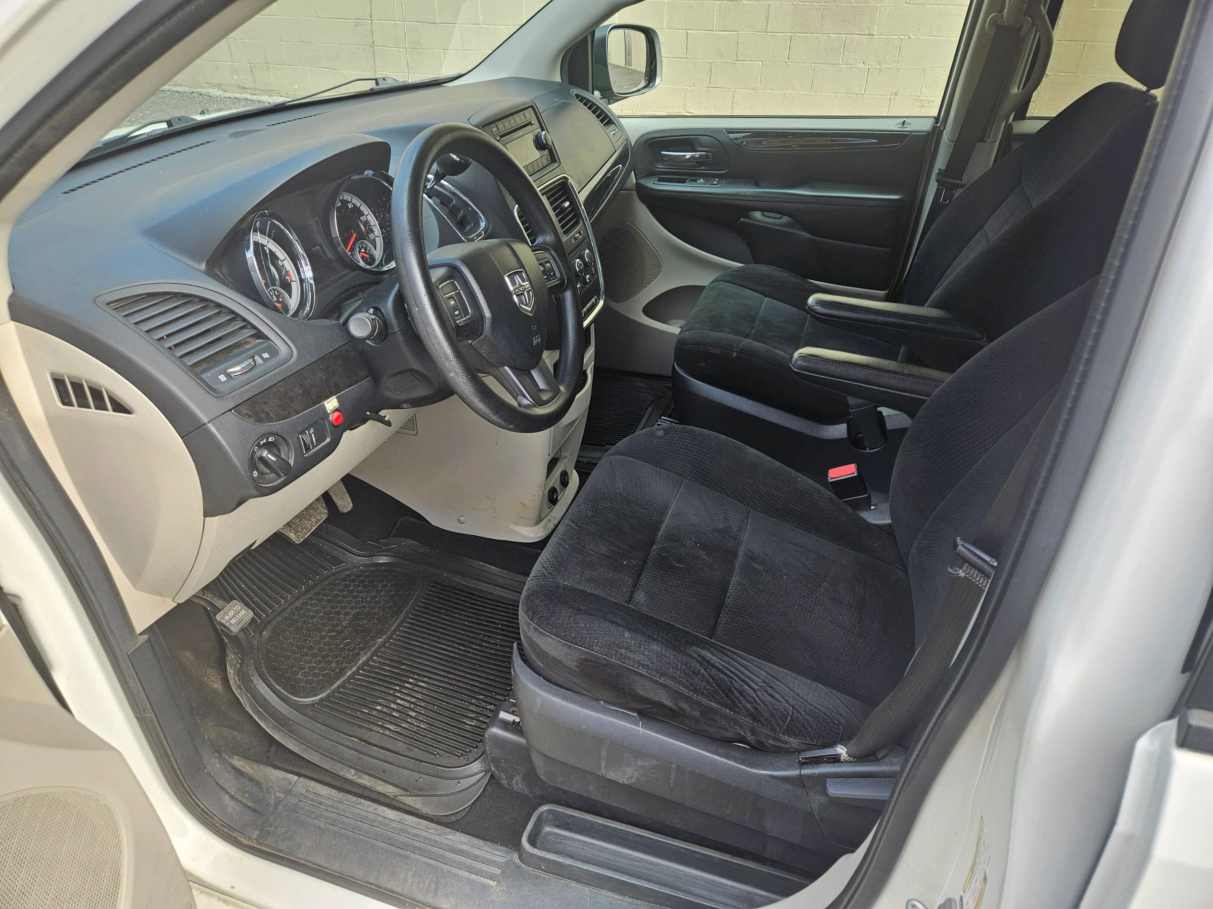 Used 2013 Dodge Grand Caravan SE image 9