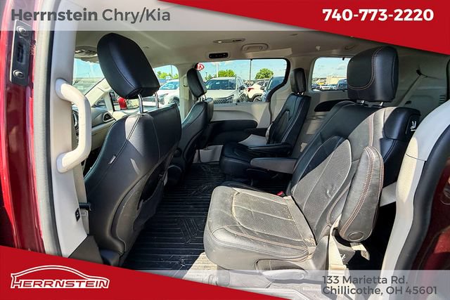 Used 2019 Chrysler Pacifica Touring-L FWD image 19