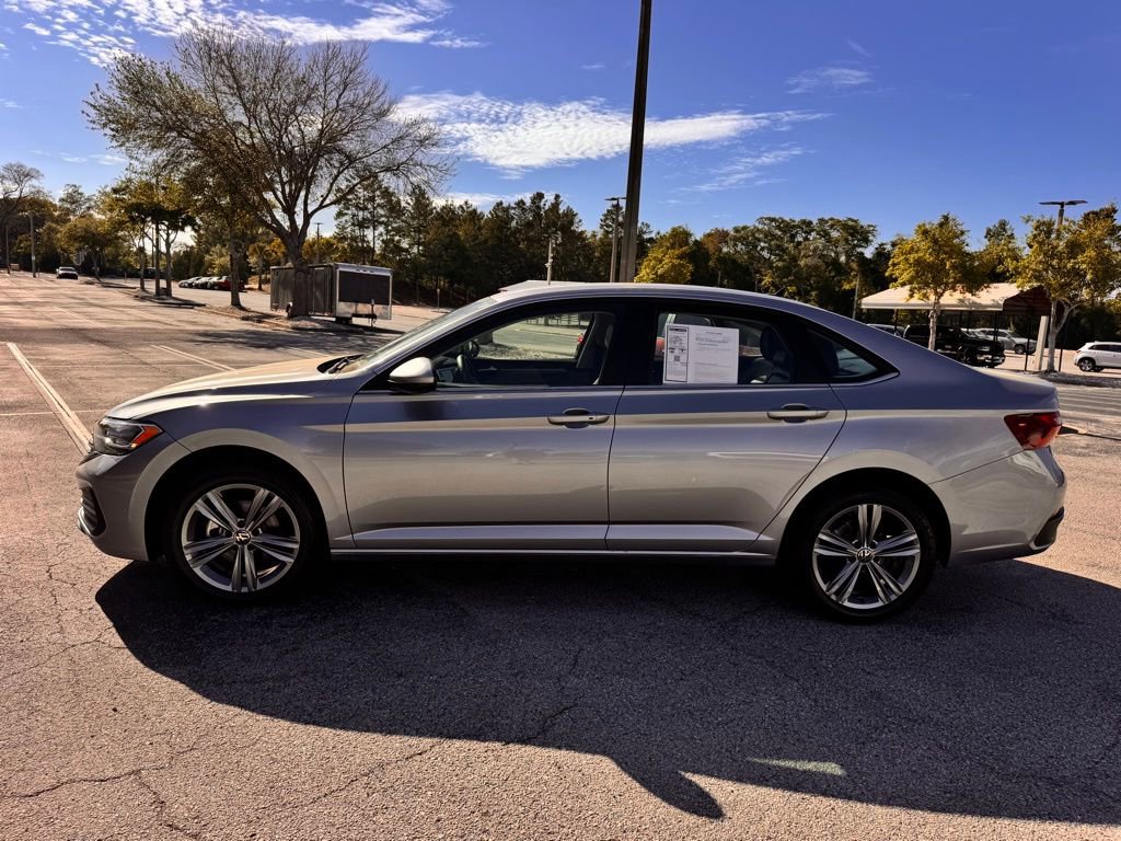 Used 2024 Volkswagen Jetta SE FWD image 4