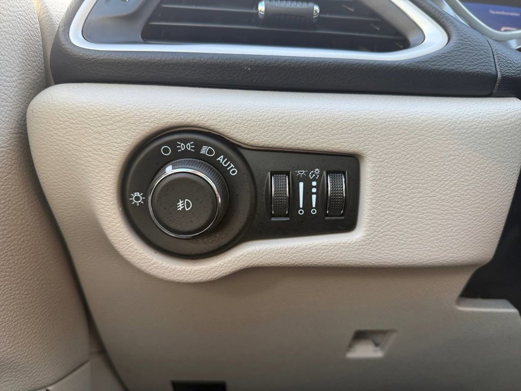 Used 2024 Chrysler Pacifica Touring-L FWD image 26