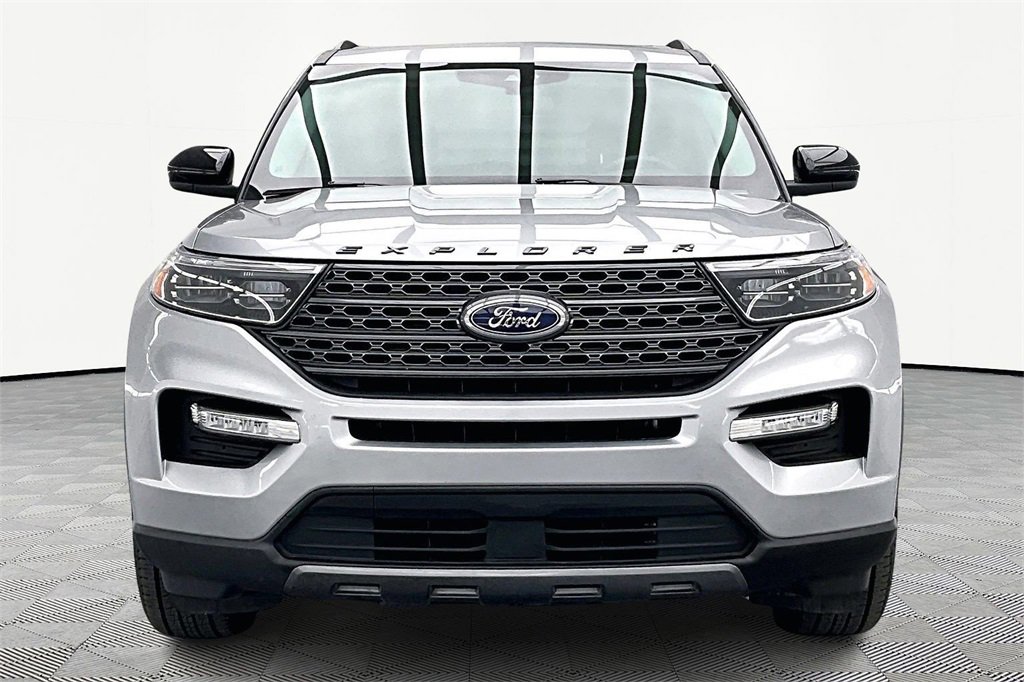 Used 2022 Ford Explorer XLT w/ Equipment Group 202A image 3