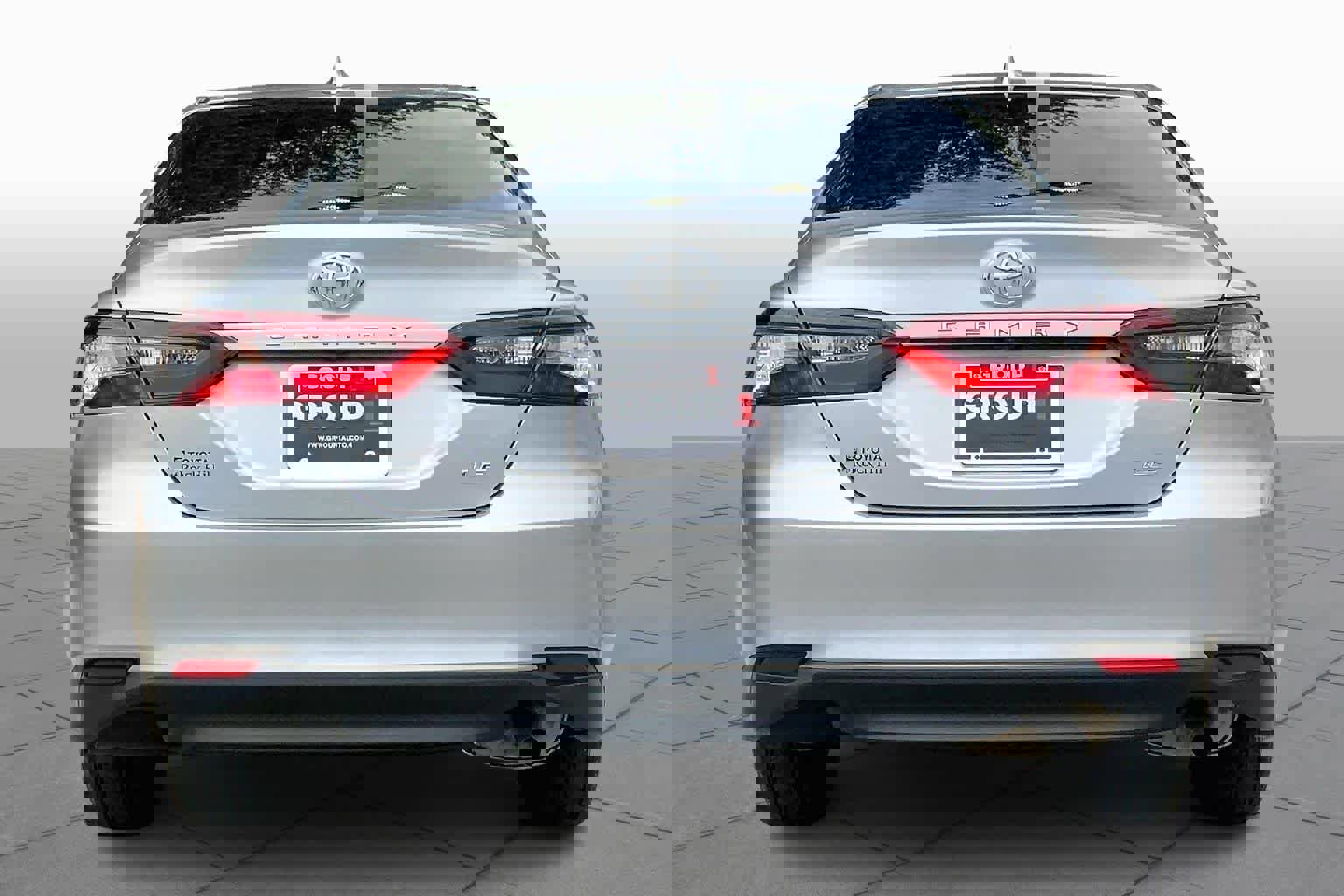 Used 2024 Toyota Camry LE w/ Convenience Package image 5