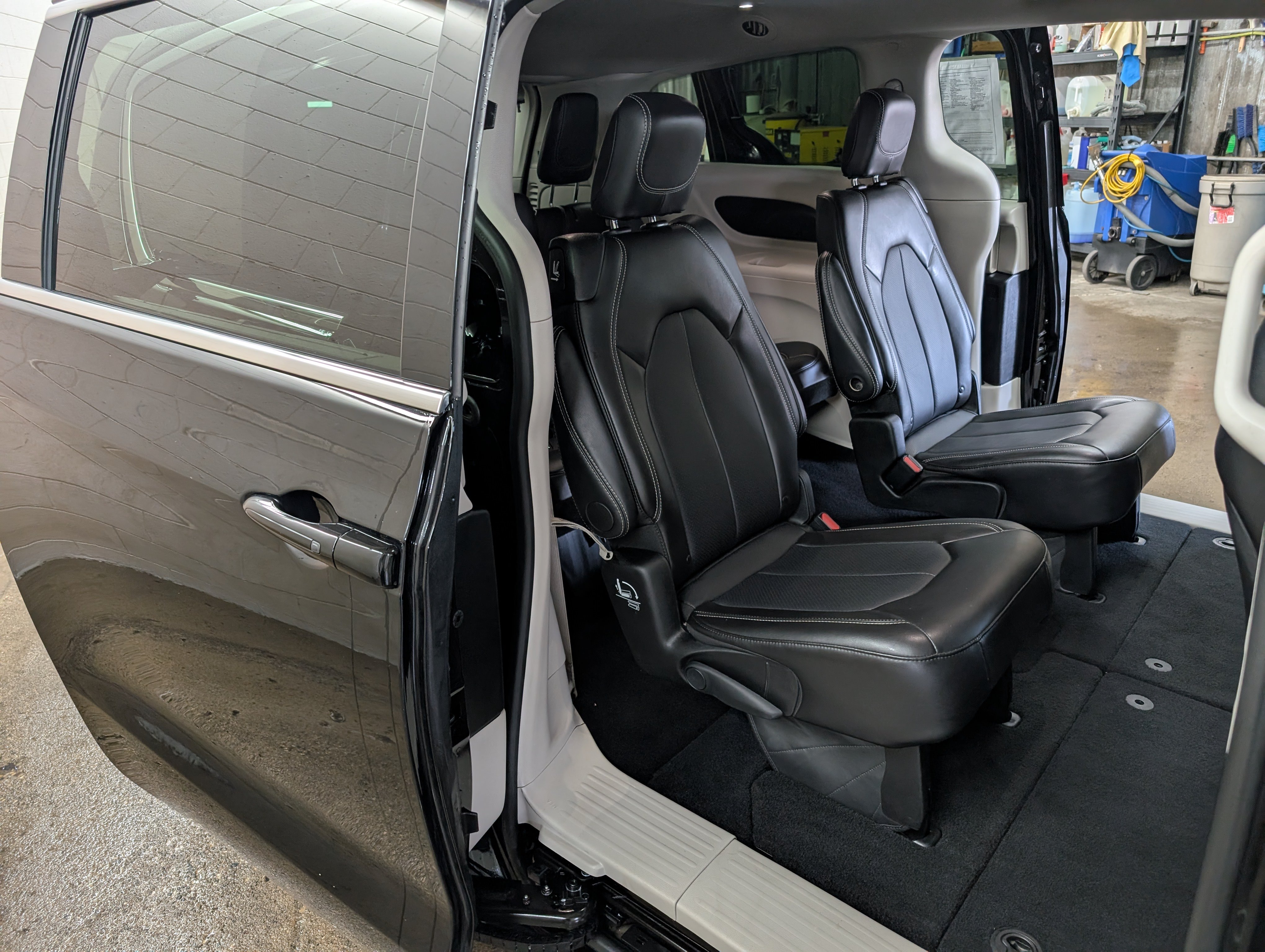 Used 2024 Chrysler Pacifica Touring-L FWD image 6