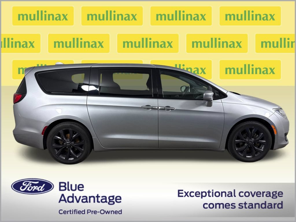 Used 2018 Chrysler Pacifica Touring Plus w/ S Appearance Package FWD image 3