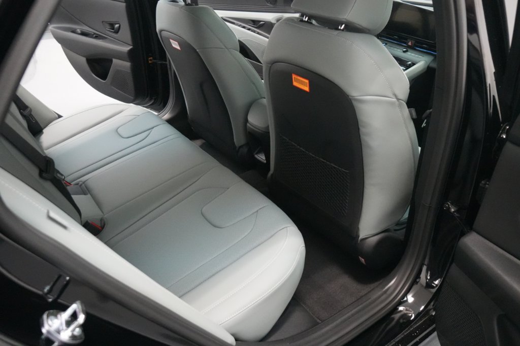 Certified 2025 Hyundai Elantra Limited FWD image 41
