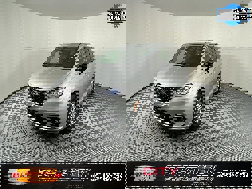 Used 2024 Chrysler Pacifica Touring-L image 3