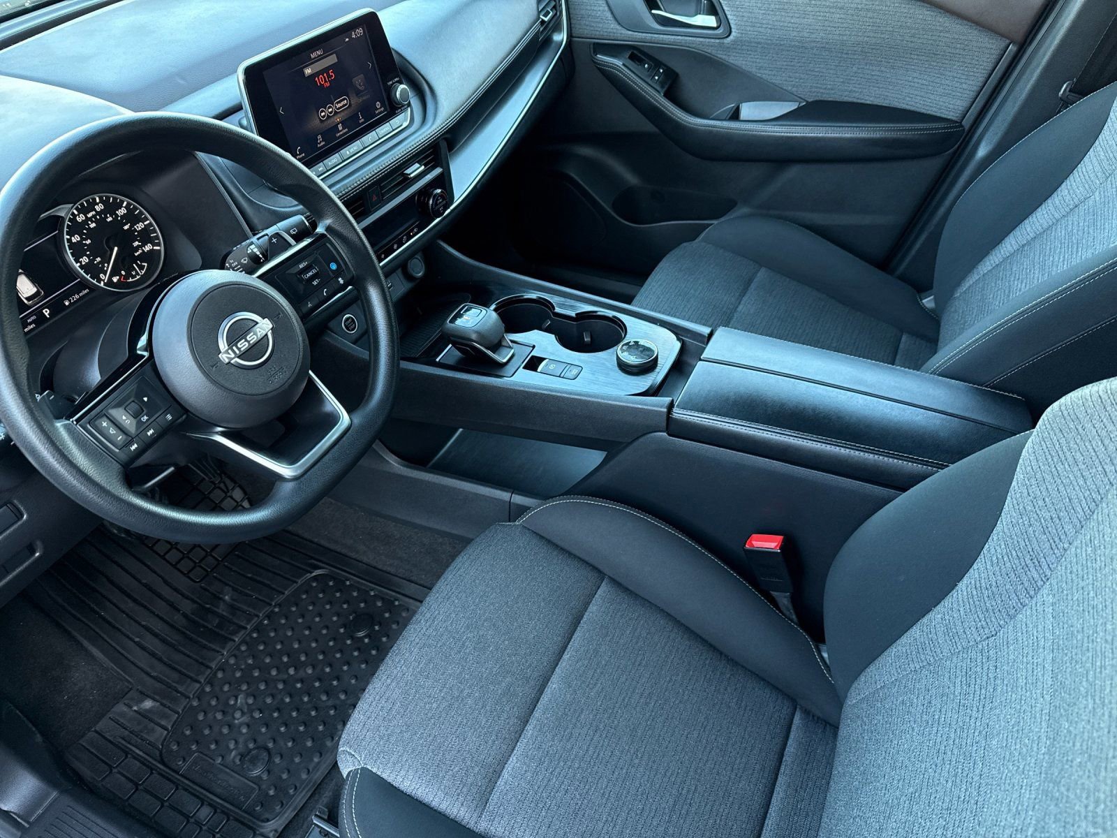 Used 2023 Nissan Rogue SV image 9