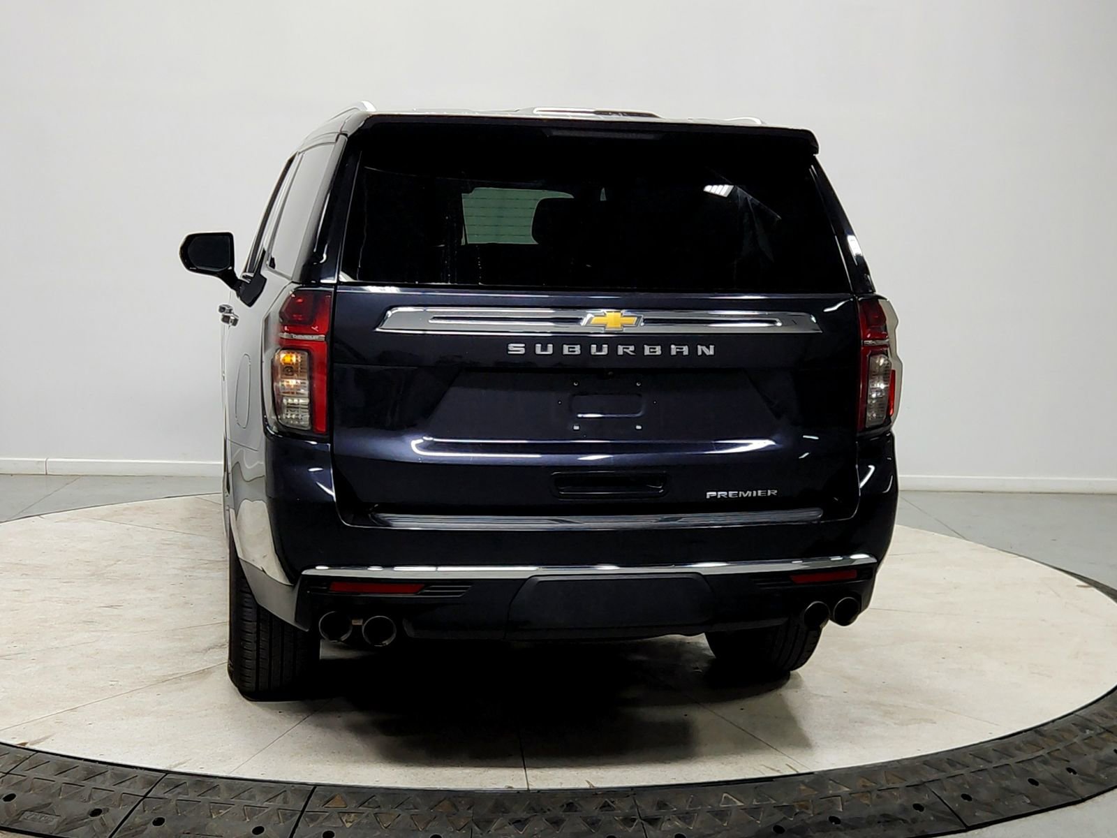 Used 2023 Chevrolet Suburban Premier image 6