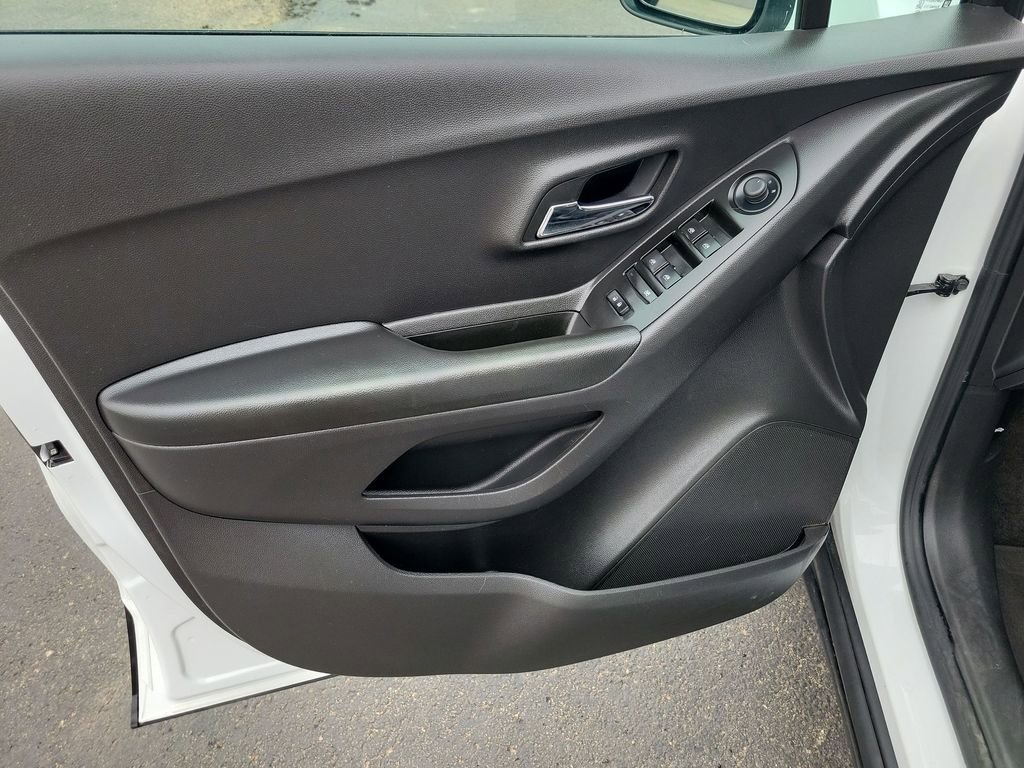 Used 2022 Chevrolet Trax LS w/ Tint and Cruise Package FWD image 15