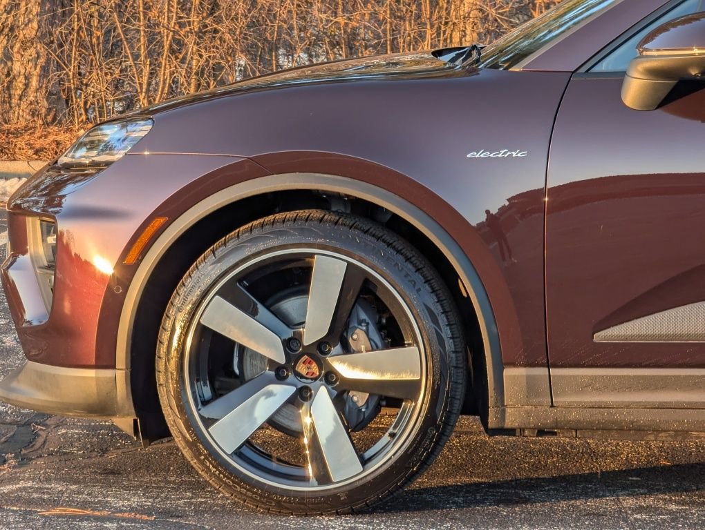 Certified 2025 Porsche Macan Electric image 11