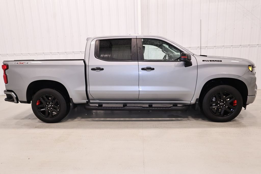 Used 2023 Chevrolet Silverado 1500 RST w/ Redline Edition AWD/4WD image 2