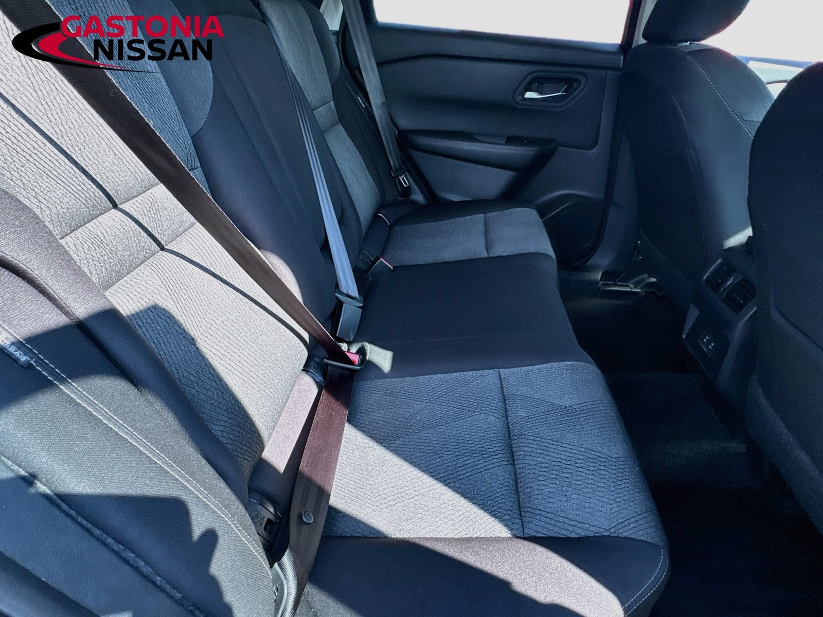 Used 2025 Nissan Rogue SV FWD image 33
