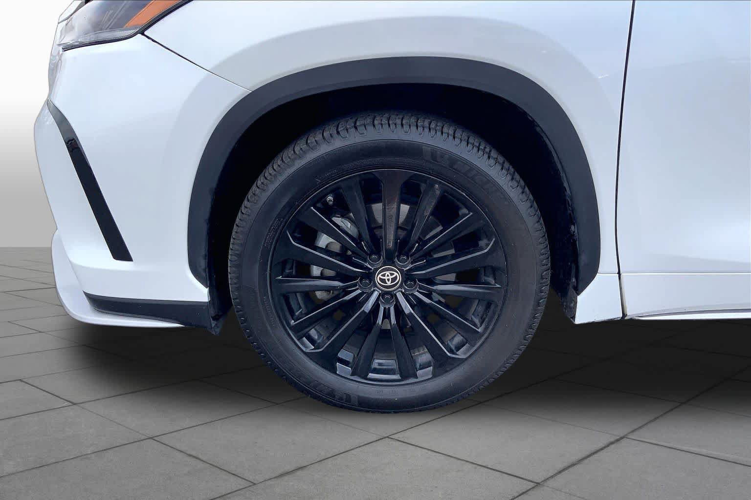 Used 2023 Toyota Highlander XSE FWD image 11