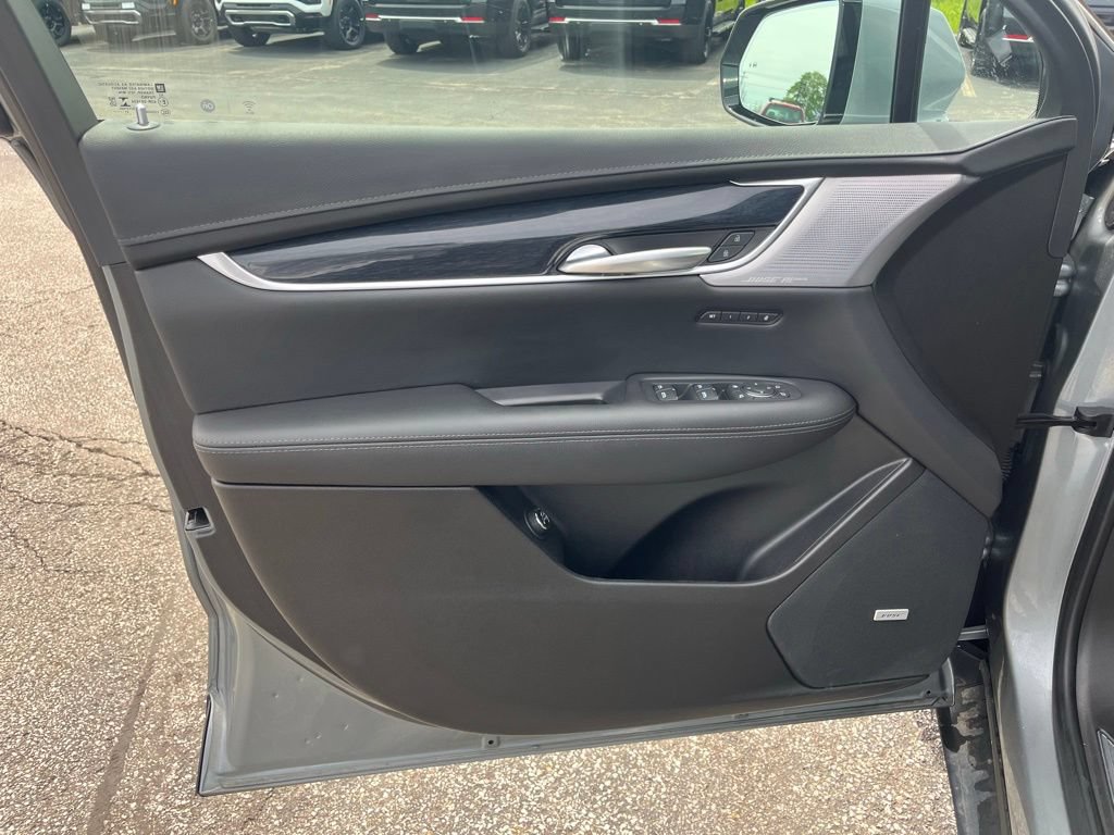 Used 2023 Cadillac XT5 Premium Luxury w/ Technology Package AWD/4WD image 7