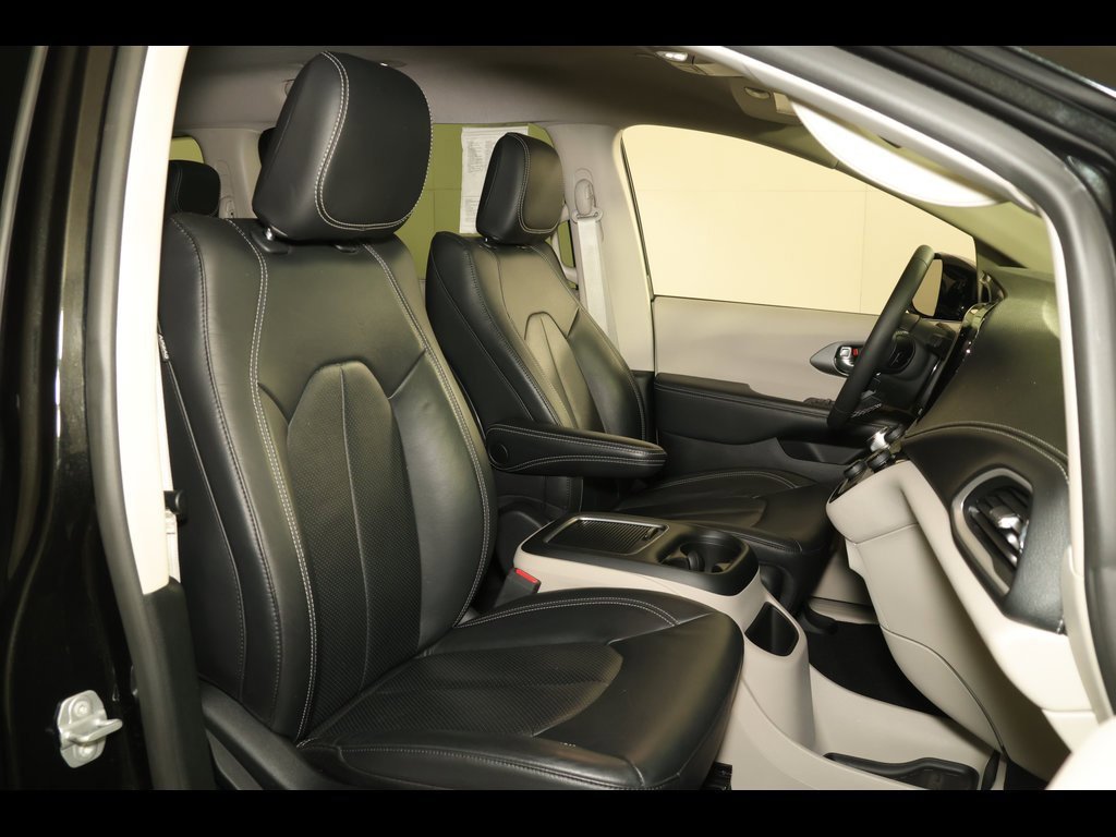 Used 2022 Chrysler Pacifica Touring-L image 29