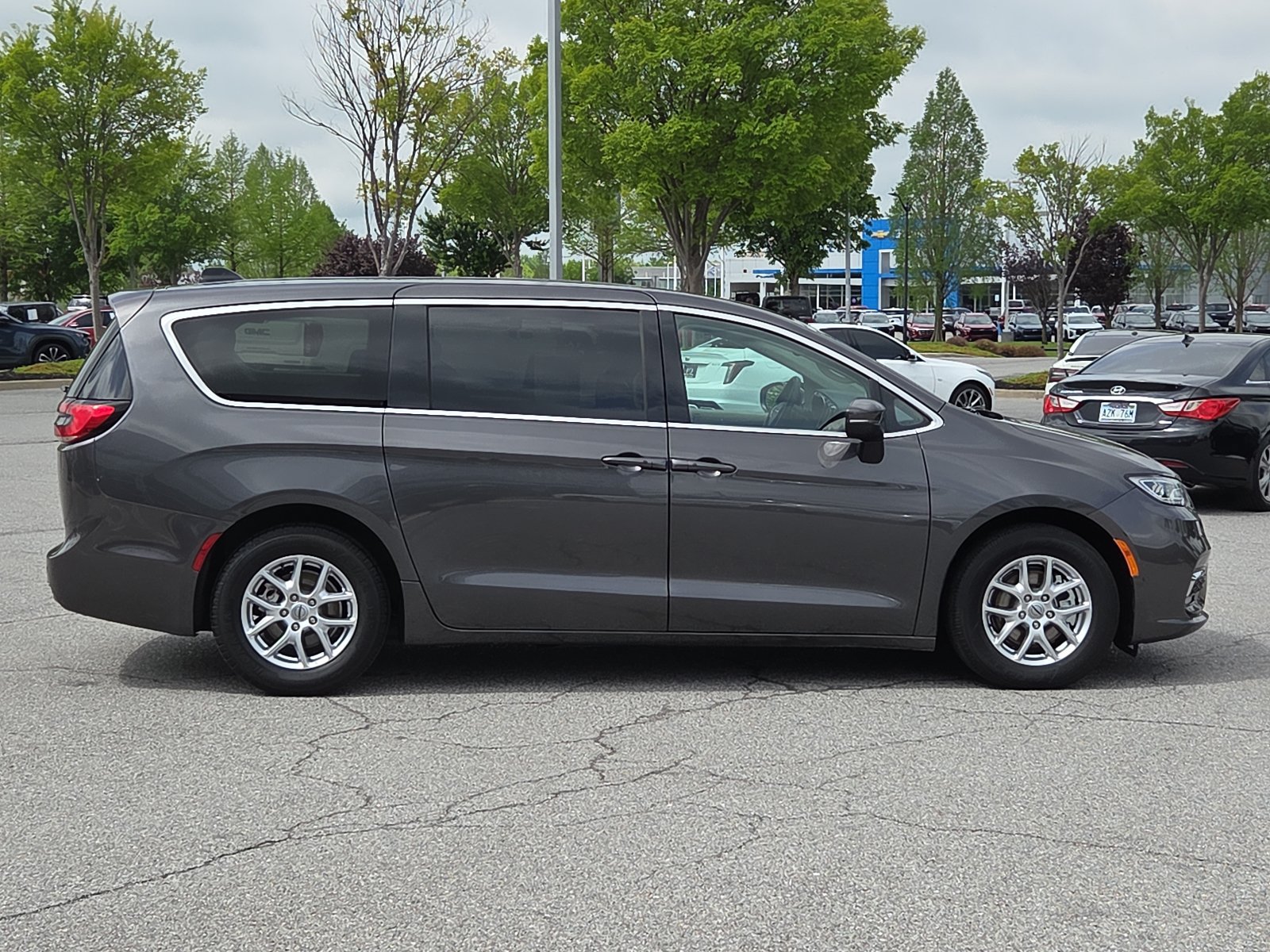 Used 2023 Chrysler Pacifica Touring-L FWD image 6