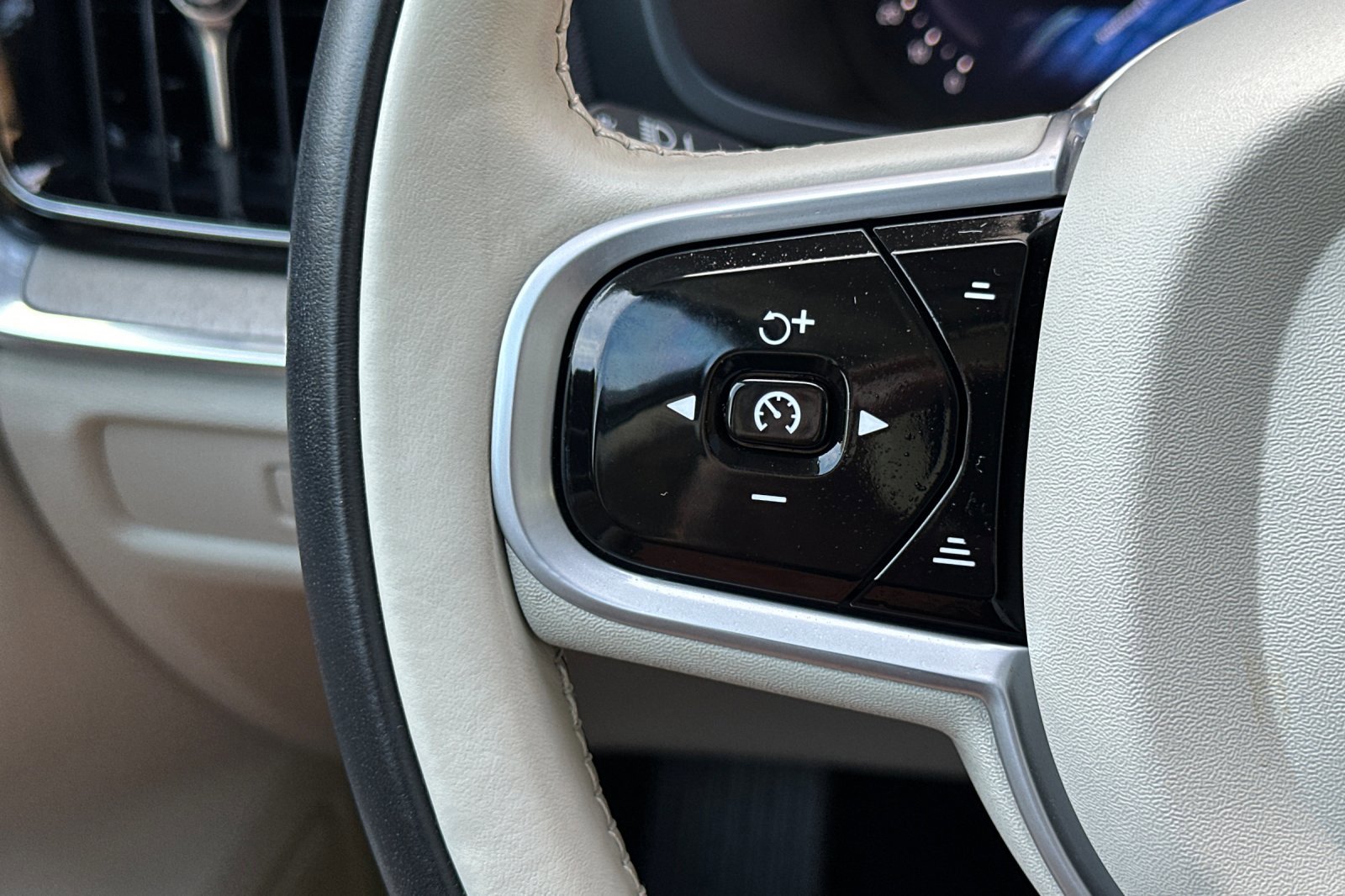 Certified 2023 Volvo S60 B5 Plus w/ Climate Package FWD image 27