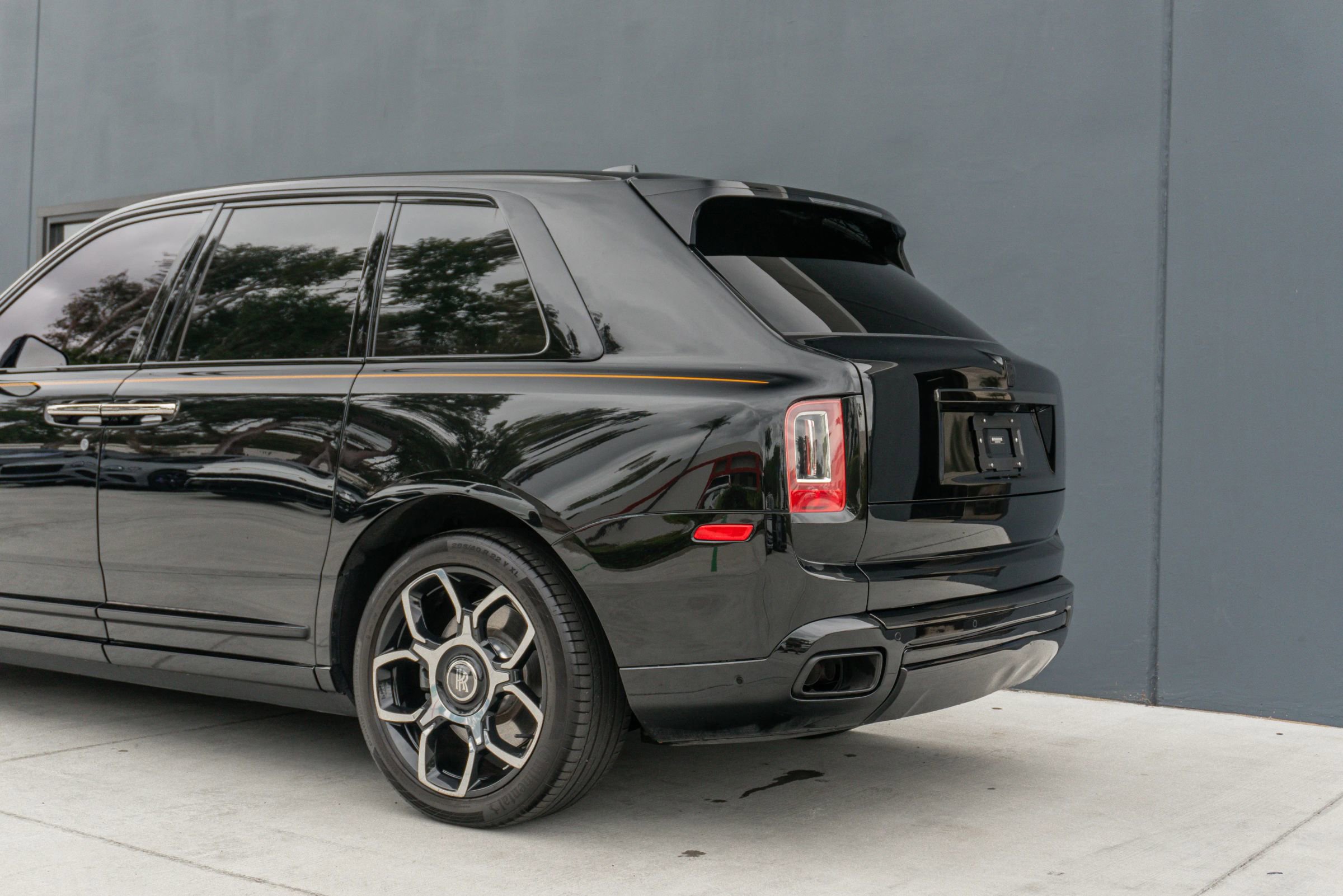 Used 2023 Rolls-Royce Cullinan Black Badge w/ Leather Finishing Pack image 24